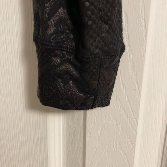 Terez Women’s Snakeskin Print Black Cropped Sweatshirt - Picture 4 of 6